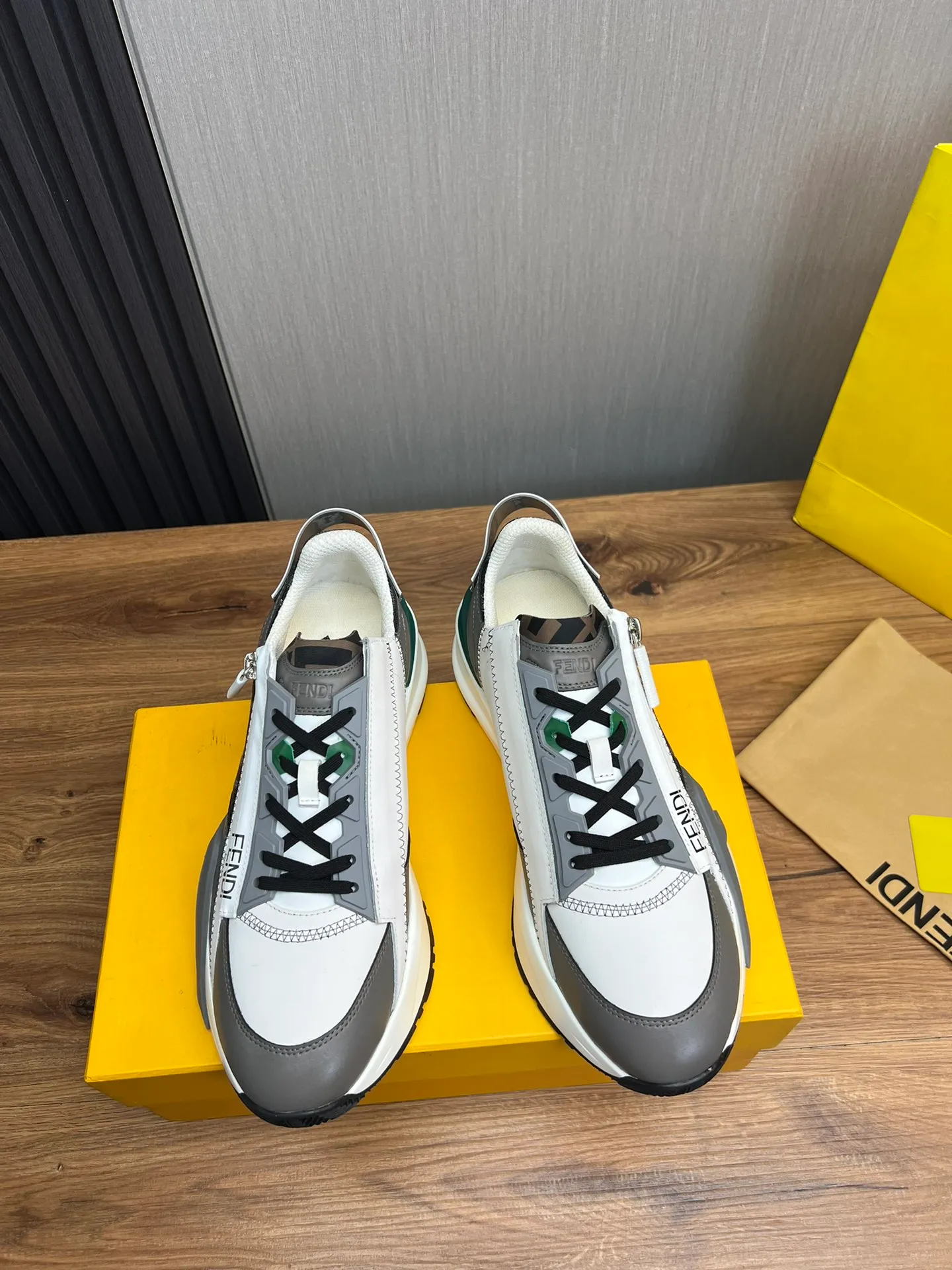 Men's men's shoes💰520💰 Fendi [Fendi] hot style is on the market🔥Fashionable casual men's shoes🔱Made of original brand fly knit fabric. Original cowhide + breathable mesh lining + sheepskin feet. Perfect shape and top quality, you deserve it🔜Original rubber outsole, ultra-light, non-slip and wear-resistant👣 Standard size 38-44